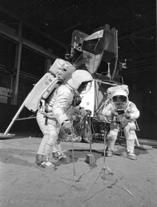 330px-Apollo_11_Crew_During_Training_Exercise_-_GPN-2002-000032